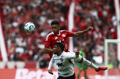 PORTO ALEGRE, RS, BRASIL, 12-07-2025: Internacional x Vitória. Em partida válida pela 13ª rodada do Campeonato Brasileiro, o Internacional recebe no Beira Rio a equipe do Vitória. O time do técnico Roger Machado tentar sair da zona de rebaixamento após parada devido ao Mundial de Clubes. Foto: André Ávila/Agência RBSIndexador: Andre Avila<!-- NICAID(16079260) -->