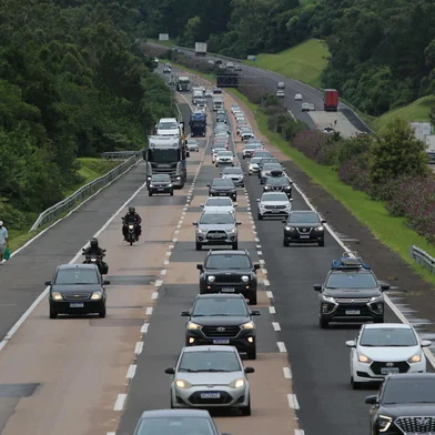 Movimento na Freeway na saída para o litoral neste feriadão de Ano Novo<!-- NICAID(15637102) -->