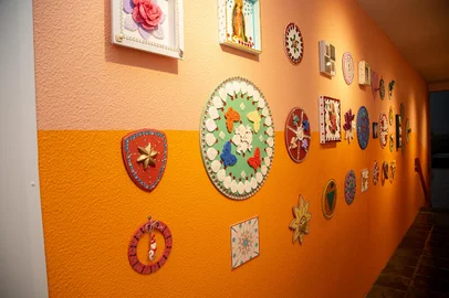 Até o próximo dia 30 de julho, está aberta a exposição Olhos do Coração na galeria de arte do Pátio Eberle.Em 29 de novembro de 1983, a APADEV - Associação de Pais e Amigos dos Deficientes Visuais foi idealizada por um grupo de pais e amigos de deficientes visuais da região de Caxias do Sul, com a finalidade de fundar um centro de habilitação e reabilitação para pessoas com deficiência visual (cegueira e baixa visão). <!-- NICAID(15468227) -->