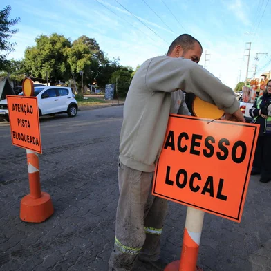 PORTO ALEGRE, RS, BRASIL, 12/06/2023- Obra do Departamento Municipal de Água e Esgotos (Dmae) causa alterações no trânsito do bairro Humaitá. A avenida Frederico Mentz estará bloqueada entre a rua Padre Blásio Vogel e a rua Bambas da Orgia. Foto: Ronaldo Bernardi / Agencia RBS<!-- NICAID(15453654) -->