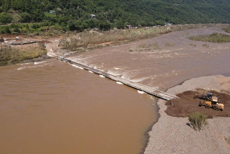 A ponte de concreto, que liga as cidades de Cotiporã e Bento Gonçalves, foi liberada para passagem de veículos nesta terça-feira (21). A estrutura estava submersa desde a sexta (17) em função das chuvas e da elevação do Rio das Antas.<!-- NICAID(15604429) -->