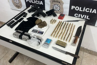 Armas apreendidas pela polícia durante prisão por homicídio