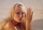 Após revelações íntimas em livro e documentário, Pamela Anderson posa nua 
