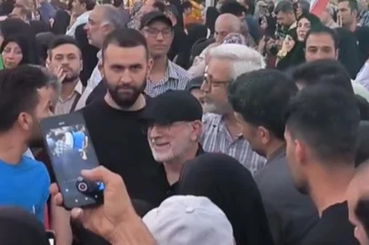 General da Guarda Revolucionária do Irã aparece em protesto após ser dado como morto por Israel<!-- NICAID(16066756) -->