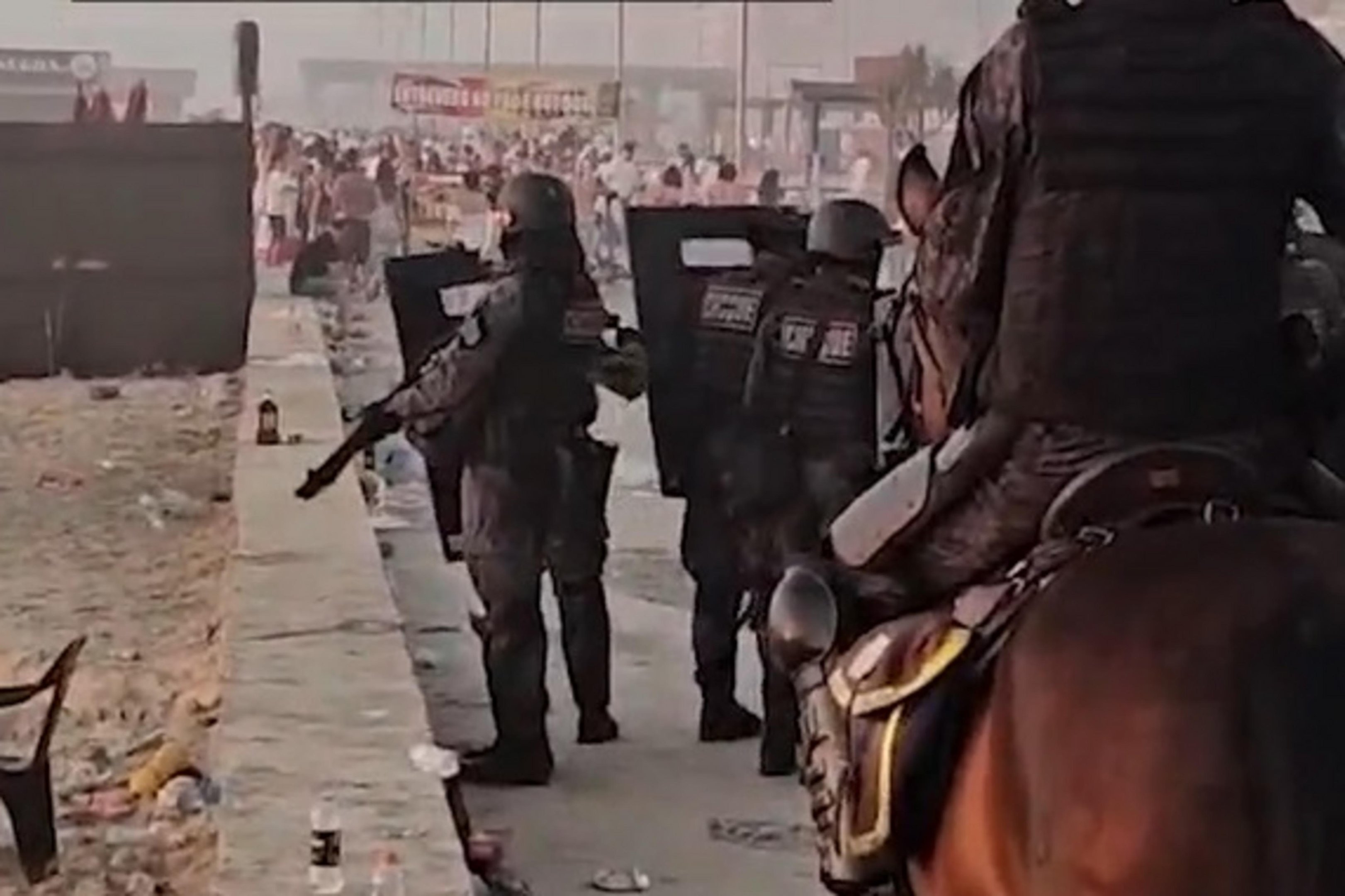 Pol&iacute;cia usa bombas para dispersar multid&atilde;o na orla de Cap&atilde;o da Canoa; veja v&iacute;deo