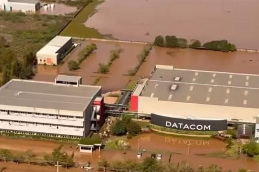 Abrigados na empresa Datacom, em Eldorado do Sul, começam a ser ...