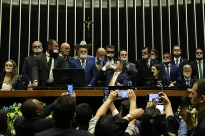 BrasÃ­lia (DF), 05/08/2025 - Deputado SÃ³stenes Cavalcante e parlamentares de oposiÃ§Ã£o fazem ato tampando a boca com esparadrapo durante sessÃ£o da CÃ¢mara dos Deputados. Foto: JosÃ© Cruz/AgÃªncia BrasilLocal: BrasÃ­liaIndexador: JosÃ© Cruz/AgÃªncia BrasilFonte: AgÃªncia Brasil/Empresa Brasil dFotógrafo: RepÃ³rter FotogrÃ¡fico<!-- NICAID(16094759) -->
