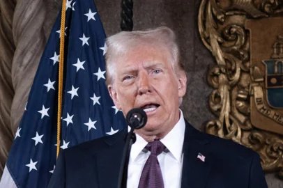 PALM BEACH, FLÓRIDA - 07 DE JANEIRO: O presidente eleito dos EUA, Donald Trump, fala com membros da mídia durante uma coletiva de imprensa no Mar-a-Lago Club em 07 de janeiro de 2025 em Palm Beach, Flórida. Trump será empossado como o 47º presidente dos Estados Unidos em 20 de janeiro, tornando-o o único presidente além de Grover Cleveland a servir dois mandatos não consecutivos no cargo. Scott Olson/Getty Images/AFP (Foto de SCOTT OLSON / GETTY IMAGES NORTH AMERICA / Getty Images via AFP)<!-- NICAID(15949844) -->