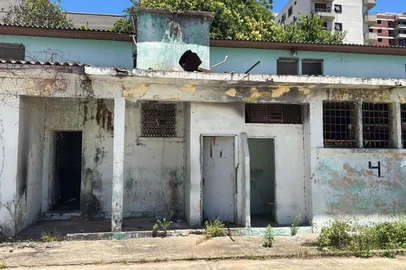 Maria Fernanda Chaves / RBS TV Desativado há seis anos, antigo presídio de Bento Gonçalves começa a ser demolido; trabalhos devem durar 45 dias.<!-- NICAID(16180252) -->