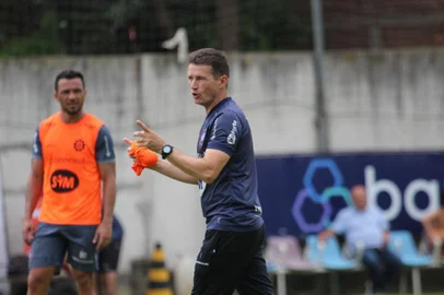 Técnico Gerson Gusmão do Caxias durante treinamento no CT Baixada Rubra Vanderlei Bersaghi.<!-- NICAID(15631204) -->