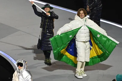 Brazil's flag bearer Lucas Pinheiro Braathen parades during the opening ceremony of the Milano Cortina 2026 Winter Olympic Games at the San Siro stadium in Milan, northern Italy, on February 6, 2026. (Photo by Piero CRUCIATTI / AFP)<!-- NICAID(16220714) -->