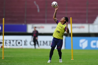 CAXIAS DO SUL, RS, BRASIL, 16/07/2025. Caxias realiza treinamento no Estádio Centenário na preparação para enfrentar o Náutico pela 13ª rodada da Série C do Campeonato Brasileiro.  Na foto, atacante Iago. (Porthus Junior/Agência RBS)Indexador: BTK<!-- NICAID(16081857) -->