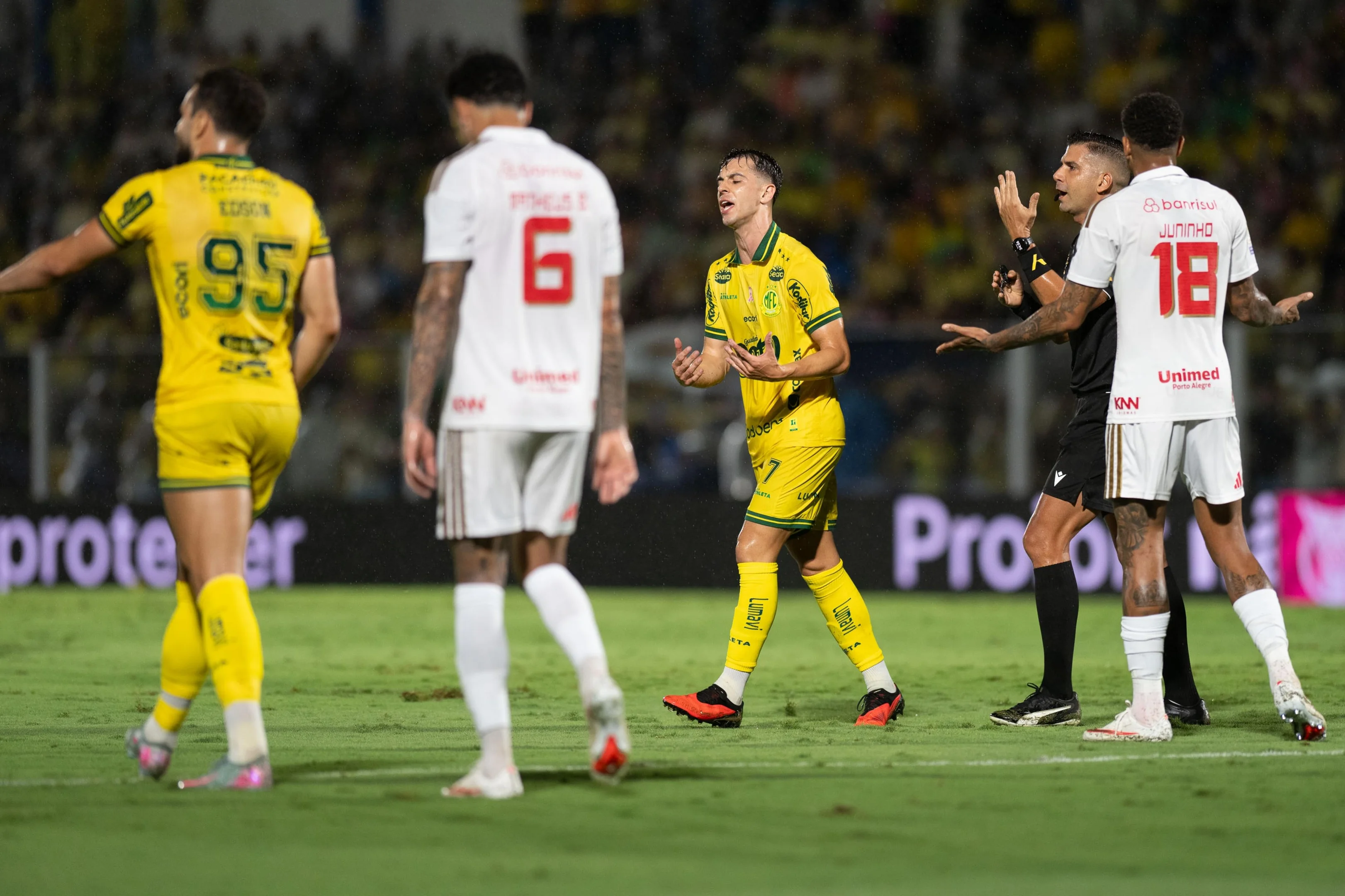 Com goleiro expulso, Inter perde para o Mirassol e segue no Z-4 do Brasileirão