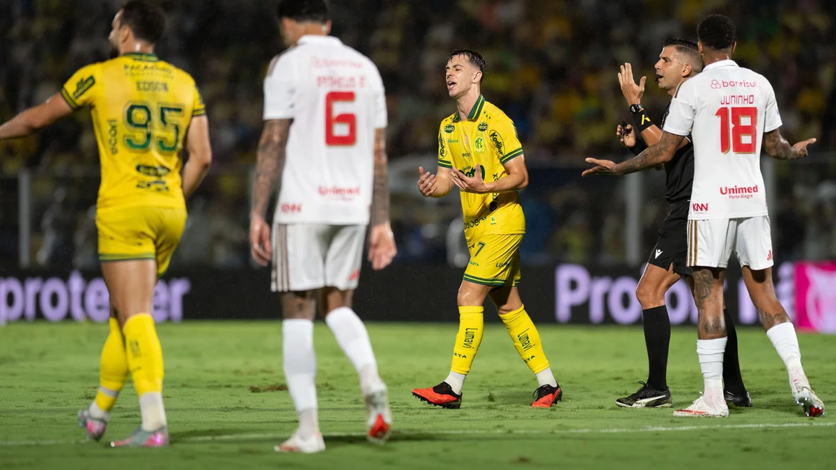 Com goleiro expulso, Inter perde para o Mirassol e segue no Z-4 do Brasileirão