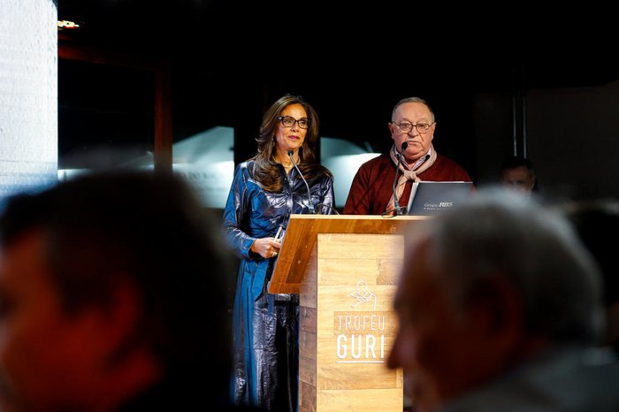 Comunicadores Cristina Ranzolin e Pedro Ernesto Denardin apresentaram o Troféu Guri na Casa RBS