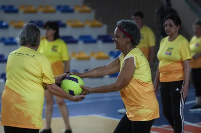 PORTO ALEGRE, RS, BRASIL, 17-10-2025: 60 Mais. A importância de hobbies na maturidade. Idosos praticam a modalidade esportiva Câmbio em aula no Sesc. Foto: Jonathan Heckler/Agência RBS<!-- NICAID(16148871) -->