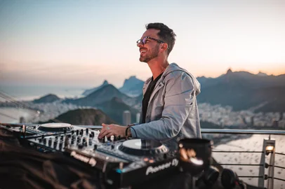 Eletronic Sunset com DJ Tommax no Wine Garden, na Miolo<!-- NICAID(15639943) -->