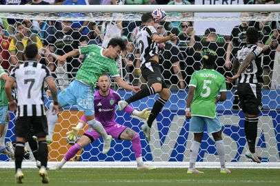 Botafogo's Brazilian defender #32 Jair Cunha scores the opening goal during the Club World Cup 2025 Group B football match between Brazil's Botafogo and US Seattle Sounders at the Lumen Field stadium in Seattle on June 15, 2025. (Photo by JUAN MABROMATA / AFP)<!-- NICAID(16060297) -->