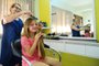 NOVA ROMA DO SUL, RS, BRASIL, 03/04/2024. Valentina Leal Zorraski, 7 anos, tomou a iniciativa de cortar o cabelo e doar para a cunhada que está tratando um câncer de mama. A reportagem acompanhou o corte no salão da cabeleireira Nádia Conte, em Nova Roma do Sul, na tarde de quarta-feira (3). (Porthus Junior/Agência RBS)Indexador:                                 <!-- NICAID(15724794) -->