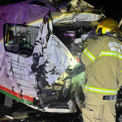 Técnico de enfermagem morre em acidente entre carreta e ambulância na BR-153, em Três Arroios<!-- NICAID(16015916) -->