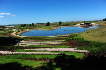 CAXIAS DO SUL, RS, BRASIL, 22/11/2021. Novo atrativo turístico de São Francisco de Paula, o Mátria Parque de Flores irá inaugurar nesta sexta-feira, 25. Localizado às margens da ERS-235, o empreendimento oferece passeio por 30 jardins e conta com mais de 300 espécies de flores, entre outros atrativos em meio à natureza. (Porthus Junior/Agência RBS)<!-- NICAID(14948297) -->