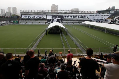 A general view shows the Vila Belmiro stadium before the start of the wake for Brazilian soccer legend Pele in Santos city, in Sao Paulo on January 2, 2023. - A 24-hour wake for Pele will be held at Vila Belmiro stadium in Santos starting January 2, following by what is expected to be a massive funeral procession through the city before his burial at Santos's Necropole Memorial Cemetery in a private ceremony on January 3. (Photo by Miguel SCHINCARIOL / AFP)<!-- NICAID(15309696) -->