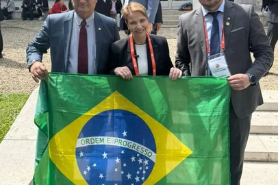 Presidente do CRMV-RS, Muro Moreira (D) na certificação do Brasil como livre de aftosa sem vacinação <!-- NICAID(16048365) -->