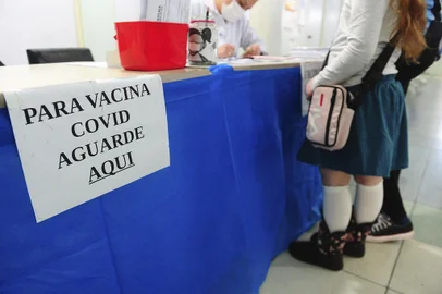 CAXIAS DO SUL, RS, BRASIL, 26/07/2022. Início da vacinação de crianças imunocomprometidas de 3 a 4 anos contra a covid-19 em Caxias do Sul. O imunizante utilizado é a vacina Coronavac, autorizada pelo Ministério da Saúde. A campanha, segundo a prefeitura, começa com os imunizantes em estoque e como não há estimativa de data para chegada de novos lotes, ainda não há previsão de quando será liberada a vacinação para as crianças de três e quatro anos em geral. A reportagem acompanhou a movimentação na manhã de terça (26) na UBS do bairro Cruzeiro. (Bruno Todeschini/Agência RBS)<!-- NICAID(15158344) -->