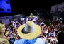 Em festa após vitória, Melo dança, canta e arremessa chinelos ao público; veja vídeo