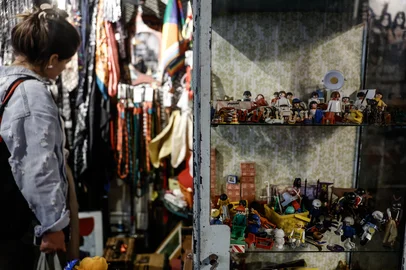 PORTO ALEGRE, RS, BRASIL - 2026.10-17: Após Antiquários apontarem queda de público em tradicional feira de antiguidades no centro da Capital, comerciantes acreditam que clientes mais jovens e com interesse em ítens colecionáveis estão renovando o consumo e atraindo mais vendas. (Foto: André Ávila/Grupo RBS)Indexador: Andre Avila<!-- NICAID(16389485) -->