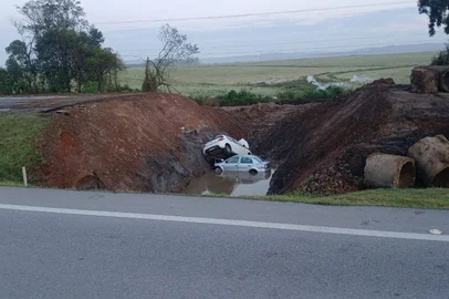 Veículos caem em vala na BR-116 em Camaquã
