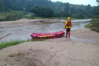 Bombeiros entram no quarto dia de buscas por homem que desapareceu após ter carro arrastado por arroio em Candelária<!-- NICAID(16064224) -->