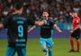 Grêmio goleia o Cruzeiro e volta ao G-4 do Brasileirão
