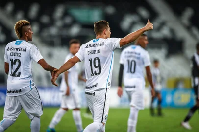 Gremio x BotafogoRS - FUTEBOL/CAMPEONATO BRASILEIRO 2020 /GREMIO X BOTAFOGO - ESPORTES - Lance da partida entre Gremio e Botafogo disputada na noite desta segunda-feira no Estadio do Engenhao, no Rio de Janeiro, em partida valida pela Campeonato Brasileiro 2020. FOTO: LUCAS UEBEL/GREMIO FBPAEditoria: SPOLocal: Rio de JaneiroIndexador: Lucas UebelSecao: futebolFonte: Gremio.netFotógrafo: Gremio x Botafogo<!-- NICAID(14709803) -->