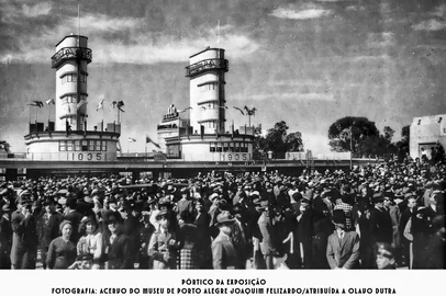 PÓRTICO DA EXPOSIÇÃO - Acervo do Museu de Porto Alegre Joaquim Felizardo – Fotografia atribuída a Olavo Dutra 90 de 35 – Arte, História e Arquitetura na Exposição do Centenário Farroupilha<!-- NICAID(16125194) -->