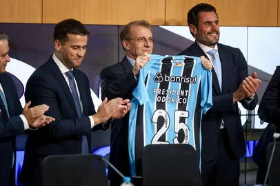PORTO ALEGRE, RS, BRASIL, 08-12-2025: Cerimônia de posse do novo presidente do Grêmio. Odorico Roman, 67 anos, comandará o clube no triênio 2025-2028. Foto: Bruno Todeschini/Agência RBS<!-- NICAID(16183050) -->