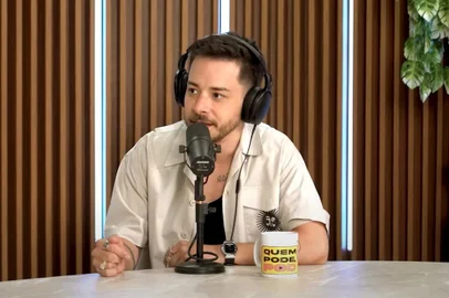 Junior Lima em entrevista ao podcast Quem Pode, Pod, de Giovanna Ewbank e Fernanda Paes Leme. Cantor posou nu para promover novo álbum.<!-- NICAID(15724110) -->
