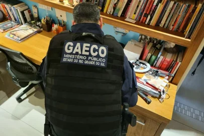 Onze empresas do Rio Grande do Sul e seis do Paraná foram alvos de operação do Ministério Público na manhã desta quarta-feira (6), por suspeita de cartel, fraude a licitação e lavagem de dinheiro. Foram 30 mandados de busca e apreensão cumpridos nas empresas e residência dos investigados. <!-- NICAID(15908226) -->
