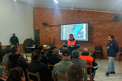 A comunidade do bairro Fátima Baixo, em Caxias do Sul, conheceu nesta quarta-feira o Plano de Ação de Emergência (PAE) para a área de influência da represa São Miguel, cuja barragem integra o Complexo Dal Bó.<!-- NICAID(16345103) -->