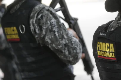 FORTALEZA, CEARÁ, BRASIL - 08/01/2019 - Onda de violência em Fortaleza leva ao aumento de efetivo da Força Nacional. Na foto, policiais da Força Nacional patrulham terminal de ônibus Papicu. (André Ávila/Agência RBS)<!-- NICAID(13906544) -->