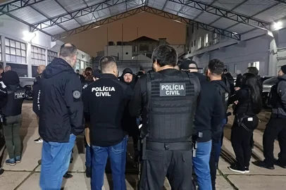 Polícia Civil deflagra Operação Último Cais, que visa o desmantelamento de uma organização criminosa, com foco na repressão ao tráfico de drogas, ao comércio ilegal de armas de fogo e a demais delitos conexos na Região das Ilhas, Zona Norte de POA e Região Metropolitana.<!-- NICAID(16085995) -->