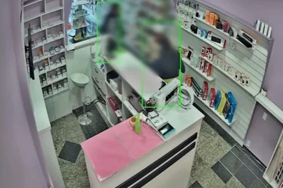 Dupla é presa após agredir  mulher grávida e tentar assaltar  loja no centro de de Caxias do Sul. Imagens de câmeras de segurança mostram o momento que vítima é imobilizada e derruba no chão. Ela entra em luta corporal com o assaltante enquanto o comparsa pega o dinheiro no caixa da loja <!-- NICAID(15882374) -->