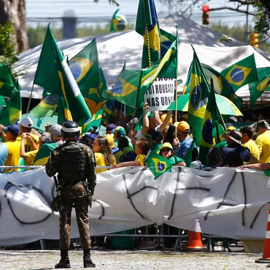 Porto Alegre, RS, Brasil, 15/11/2022 - Manifestantes bolsonarista contrários ao resultado das eleições seguem ocupando a avenida 7 de Setembro, no centro de Porto Alegre - Foto: Jonathan Heckler/Agência RBS<!-- NICAID(15265105) -->