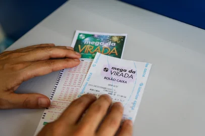 Porto Alegre, RS, Brasil, 04/12/2024 - Lotérica Brilho da Sorte. Prêmios de loteria atraem público no final do ano. - Foto: Michël Pozzi/Agência RBS<!-- NICAID(15928404) -->