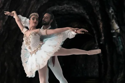 Com enredo que envolve piratas, aventuras e amores impossíveis, a escola Dora Ballet remonta um dos maiores clássicos do ballet de repertório: Le Corsaire.O espetáculo será nos dias 21 e 22 de dezembro, às 19h30, no Teatro Pedro Parenti. Os ingressos podem ser adquiridos antecipadamente na secretaria da escola (Sinimbú, 1913), por valores entre 30 e 50 reais, ou na hora, na bilheteria do teatro, pelo valor de 60 reais.<!-- NICAID(15938576) -->