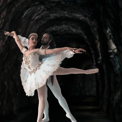 Com enredo que envolve piratas, aventuras e amores impossíveis, a escola Dora Ballet remonta um dos maiores clássicos do ballet de repertório: Le Corsaire.O espetáculo será nos dias 21 e 22 de dezembro, às 19h30, no Teatro Pedro Parenti. Os ingressos podem ser adquiridos antecipadamente na secretaria da escola (Sinimbú, 1913), por valores entre 30 e 50 reais, ou na hora, na bilheteria do teatro, pelo valor de 60 reais.<!-- NICAID(15938576) -->