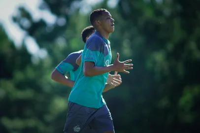Na tarde desta sexta-feira, a equipe do juventude treinou no Centro de Treinamento. A preparação para o Gauchão começou no dia 3 de janeiro. Na foto, o zagueiro Adriano Martins.<!-- NICAID(15956055) -->