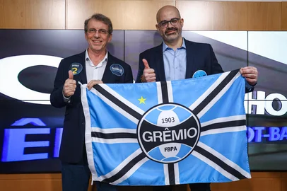 Lucas Uebel / Grêmio/Divulgação RS - FUTEBOL/GREMIO - ESPORTES - Conselheiros do Gremio participam da votação para escolha do novo presidente do clube. As chapa 1 e 2 foram as escolhidas para o segundo turno que tera a participação dos sócios. Na foto, Odorico Roman e Paulo Caleffi. FOTO: LUCAS UEBEL/GREMIO FBPA<!-- NICAID(16157663) -->