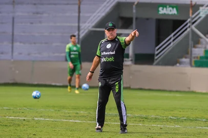 CAXIAS DO SUL, RS, BRASIL, 05/04/2023. Treino do Juventude no Alfredo Jaconi. Na foto, técnico Pintado. (Neimar De Cesero/Agência RBS)Indexador: NEIMAR DE CESERO<!-- NICAID(15395063) -->