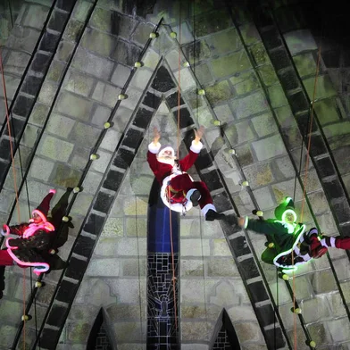 CANELA, RS, BRASIL, 28/11/2022. 35º Sonho de Natal de Canela - Espetáculo de som e luz A Fábrica de Sonhos – Show de luzes e projeção com a descida do Papai Noel na fachada da Catedral de Pedra. (Porthus Junior/Agência RBS)<!-- NICAID(15280108) -->